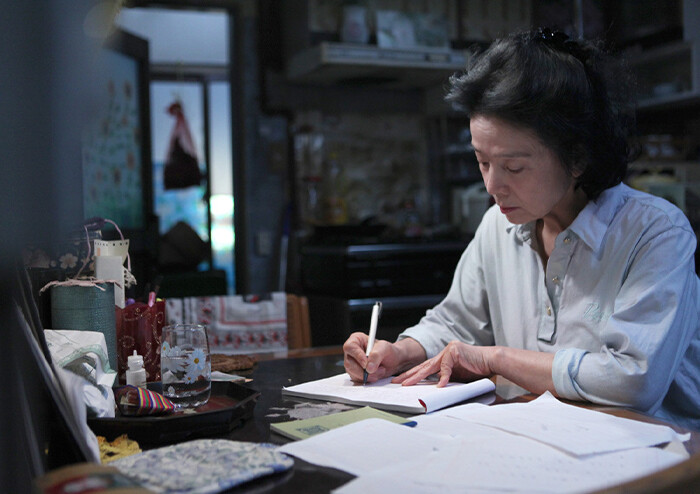 [나이듦을 읽다] 종이와 연필을 벗하다 : 노년의 자기 돌봄