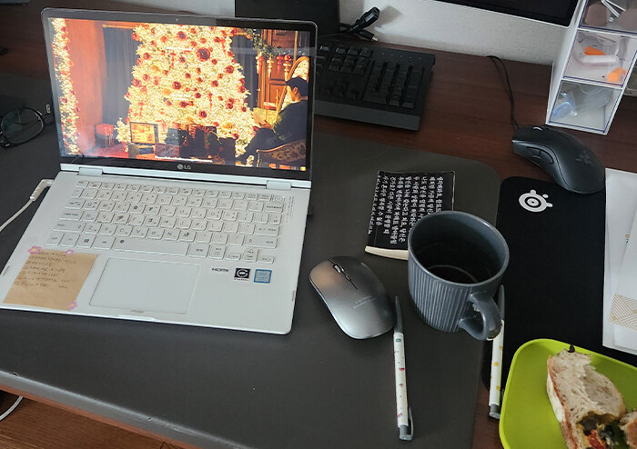 박지영 작가의 작업실 - 『저주받은 사람 중에 가장 축복받은』