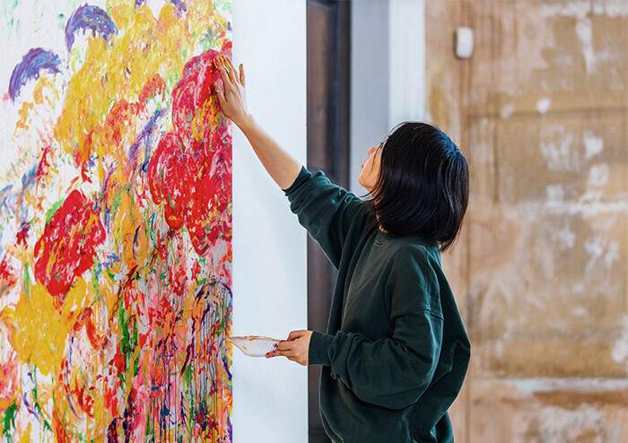 손으로 그린 회화와 모호한 감정: 아야코 록카쿠의 시대적 얼굴