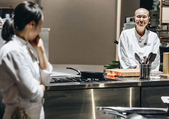 [이자연 칼럼] 서로를 자꾸만 안아주는 요리사들, <흑백요리사: 요리 계급 전쟁 시즌2> | 예스24