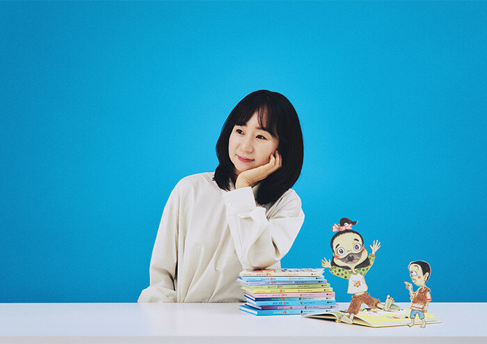 [인터뷰] 김리리 작가, 180만 부 시리즈 완간 『꼬랑지네 떡집』 | 예스24