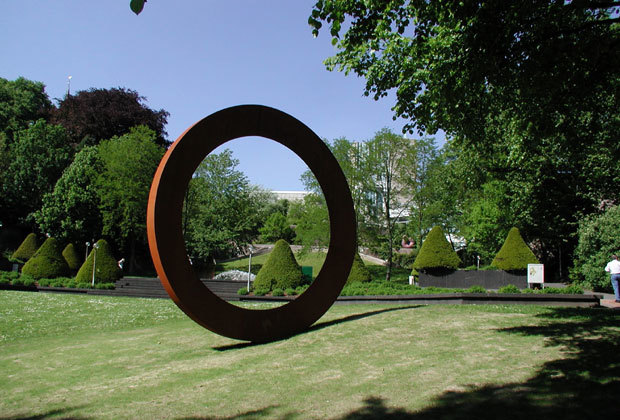 조각공원 안에 설치된 마우로 스타키올리의 조각과 래리 벨의 설치작품