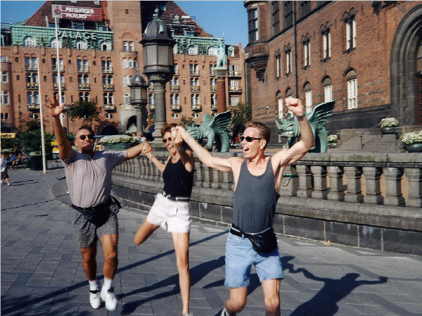 덴마크 코펜하겐 시청 앞 광장에서 마사와 마틴과 함께 아름다운 여름날을 기념하며.png