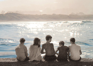 동해의 항구도시에서 펼쳐지는 청춘들의 성장 소설