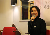 <이동진의 빨간책방>을 여는 사람은 누구일까