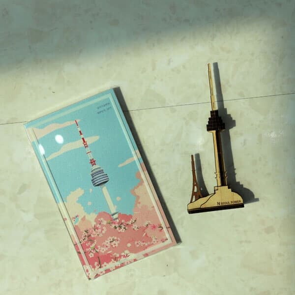 [WOODSUM / 우드썸] 서울타워 한국랜드마크  포스트카드 원목3D퍼즐 - 원목입체퍼즐  DIY 건축물만들기 랜드마크만들기