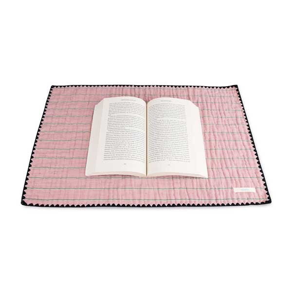 책을 품는 양면 독서매트 꽃넝쿨 검정 줄무늬 분홍