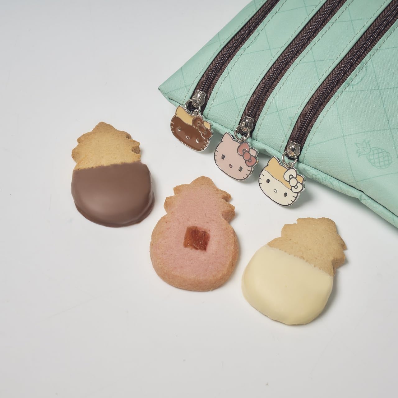 Honolulu Cookie Company × HELLO KITTY ポ-チBOOK - 예스24