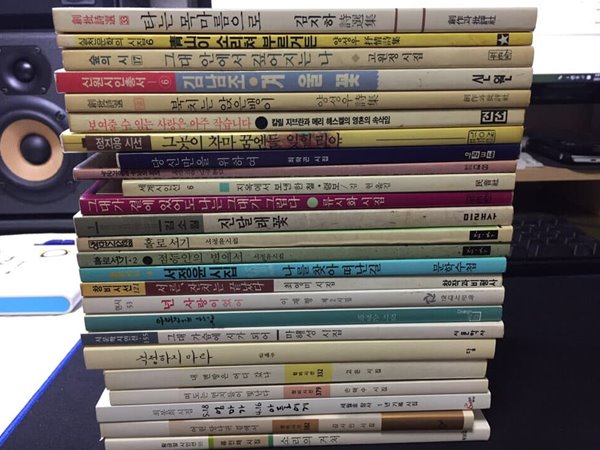 시집 25권. 서정윤,김소월, 에반, 고은, 양성우, 글배우, 최영미, 류시화, 김지하, 정지용, 김남조, 칼릴 지브란 등.