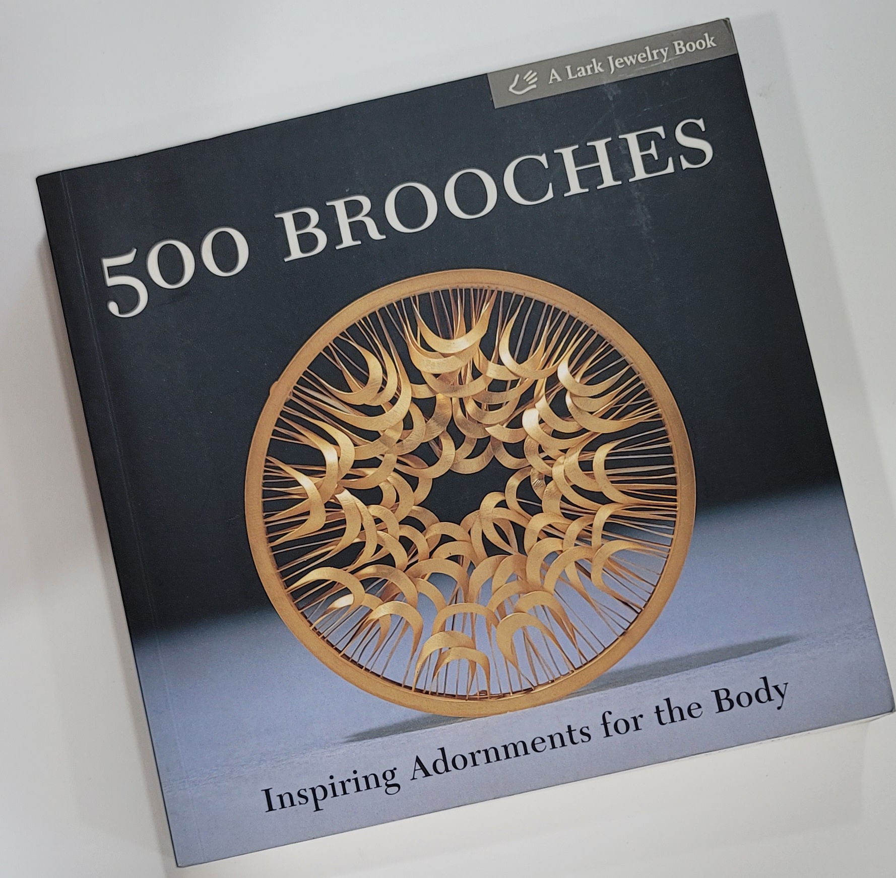 500 Brooches : Inspiring Adornments for the Body