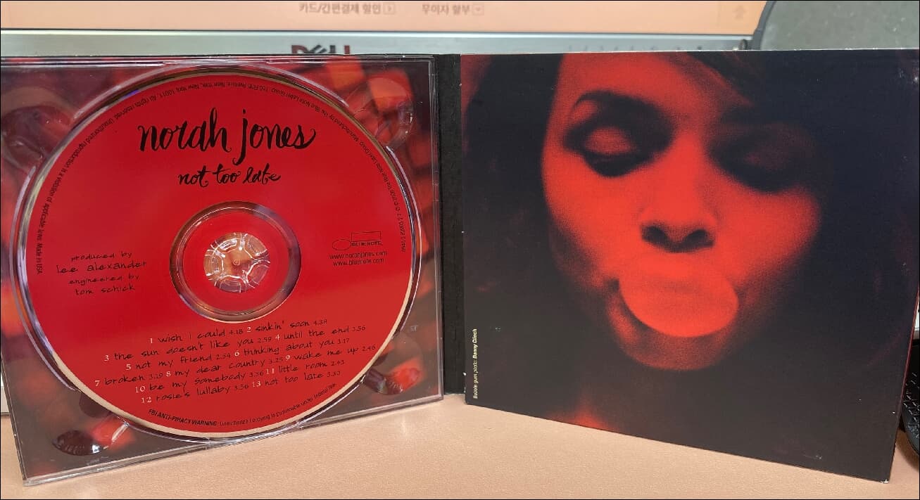 Norah Jones (노라 존스) -  Not Too Late (CD+DVD) (US발매)