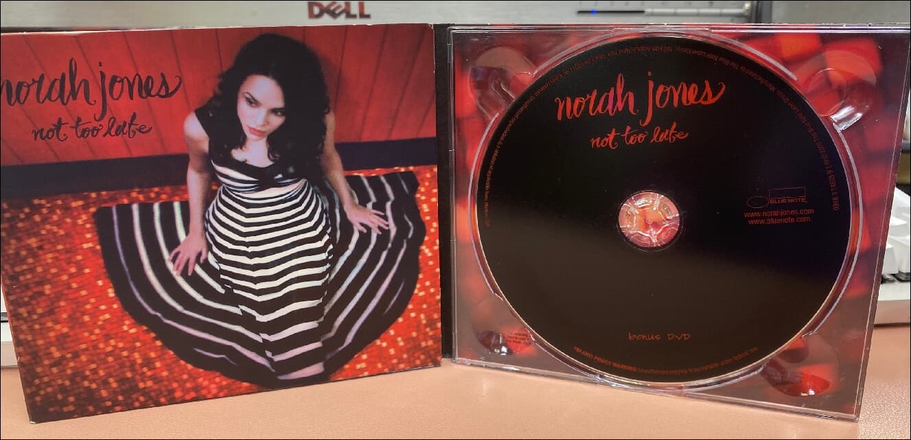 Norah Jones (노라 존스) -  Not Too Late (CD+DVD) (US발매)