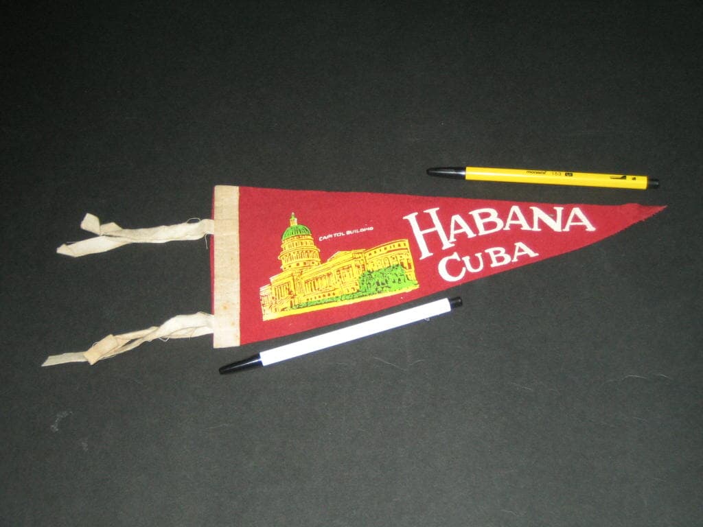 HABANA CUBA Capitol Building  쿠바 국회의사당 건물이 보이는 빈티지 깃발 쿠바 하바나 깃발