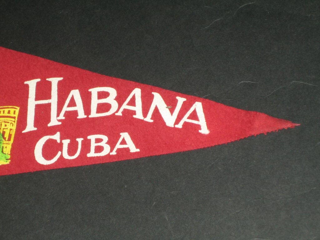 HABANA CUBA Capitol Building  쿠바 국회의사당 건물이 보이는 빈티지 깃발 쿠바 하바나 깃발