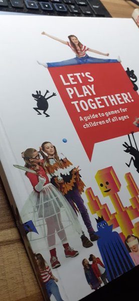 Let&#39;s Play Together - A guide to games for children of all ages[In English/128p.Hardcover/희귀본]