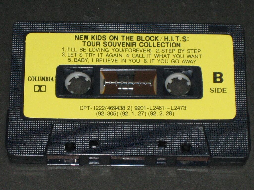 뉴키즈 온 더 블록 New Kids on the Block - Hits. Tour souvenir collection  카세트테이프 / 소니뮤직
