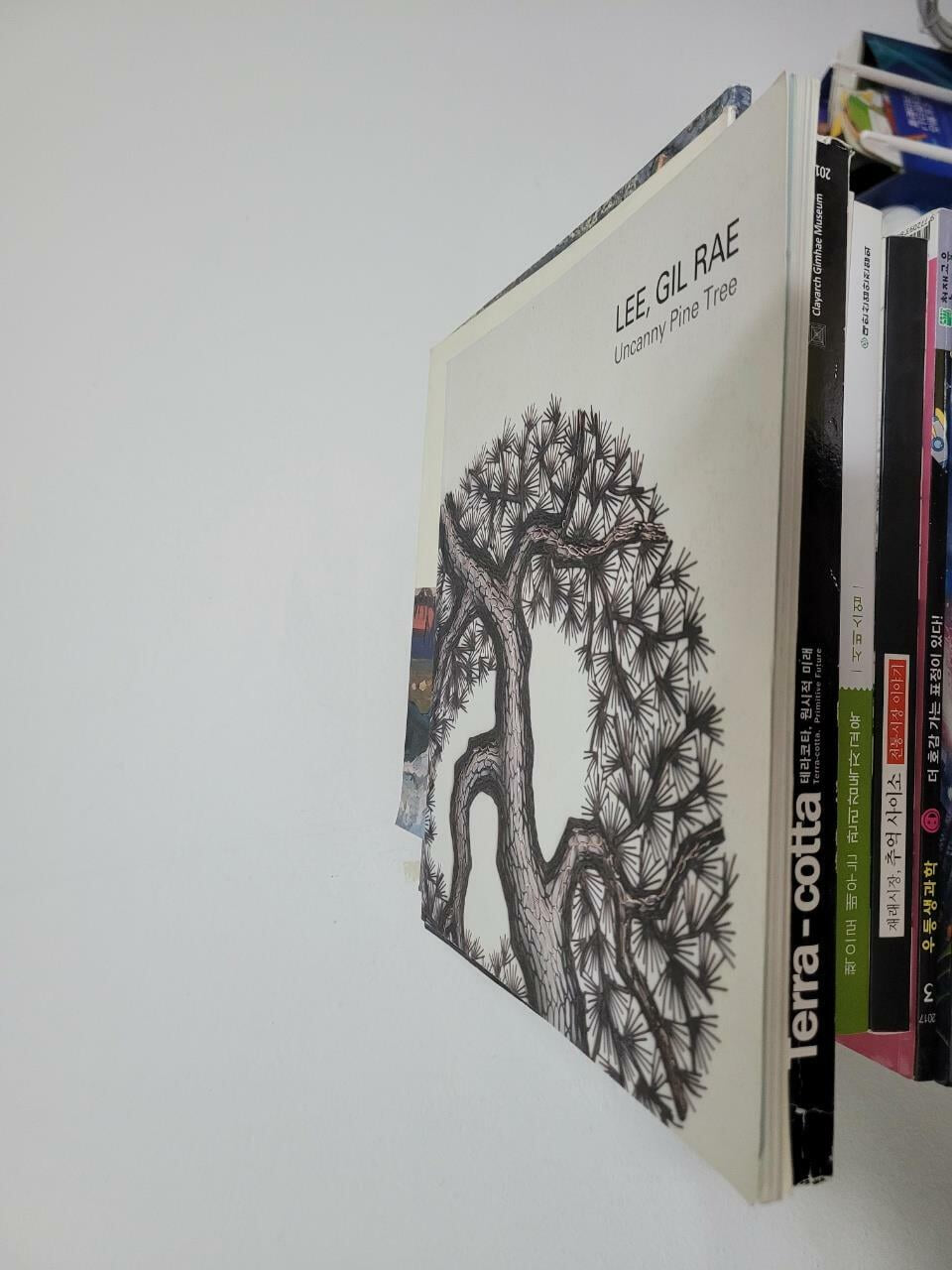 이길래 개인전 solo exhibition/ Uncanny Pine Tree/ 2012년 8월판/ 얇은책