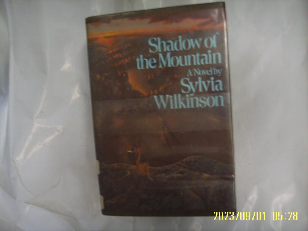 Sylvia Wilkinson / Houghton Mifflin ... / Shadow of the Mountain -외국판. 사진. 꼭 상세란참조. 토지서점 헌책전문