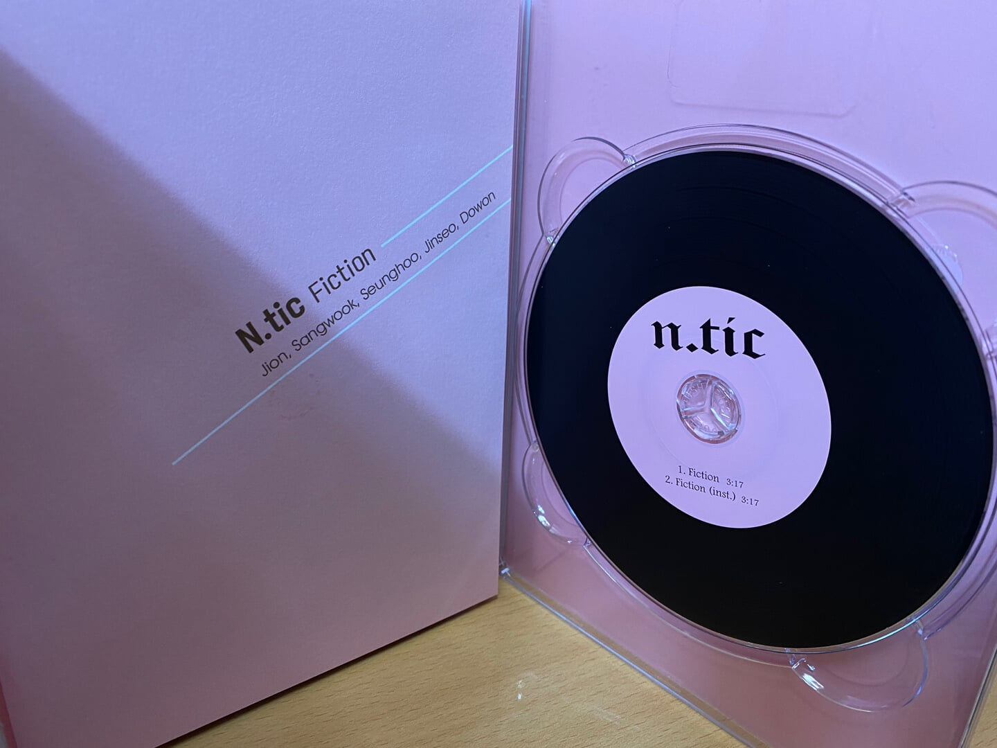 엔티크 (N.tic) - Fiction [Single] [전멤버 싸인CD]