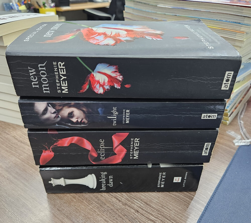 The Twilight Saga  (Paperback 4권, International Edition)