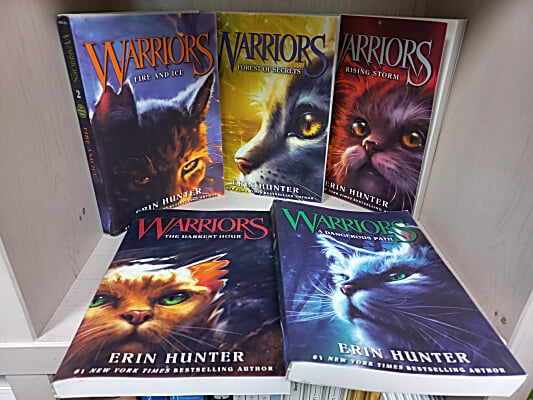 Warriors #2~#6 [5권] /Fire and Ice/Forest of Secrets/Rising Storm/A Dangerous Path/The Darkest Hour