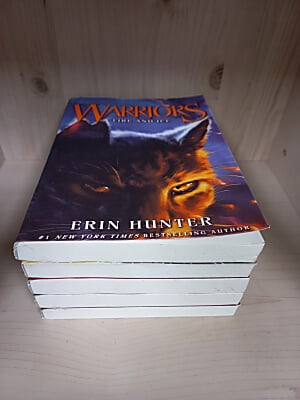 Warriors #2~#6 [5권] /Fire and Ice/Forest of Secrets/Rising Storm/A Dangerous Path/The Darkest Hour