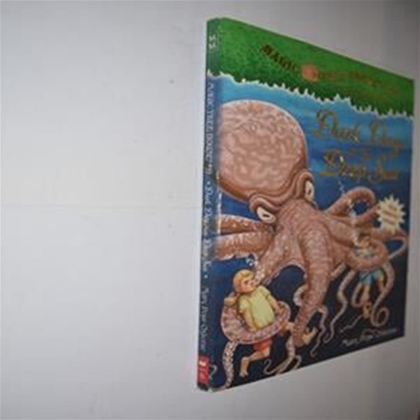 Dark Day in the Deep Sea (Magic Tree House 39)