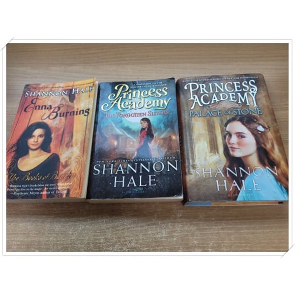 샤넌 헤일 3권 세트.1 Palace of Stone,2 The Forgotten Sisters,3 Enna Burning.출판사 Bloomsbury USA.